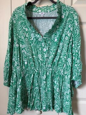 # crown & ivy 2X Green and White Printed Peasant Top